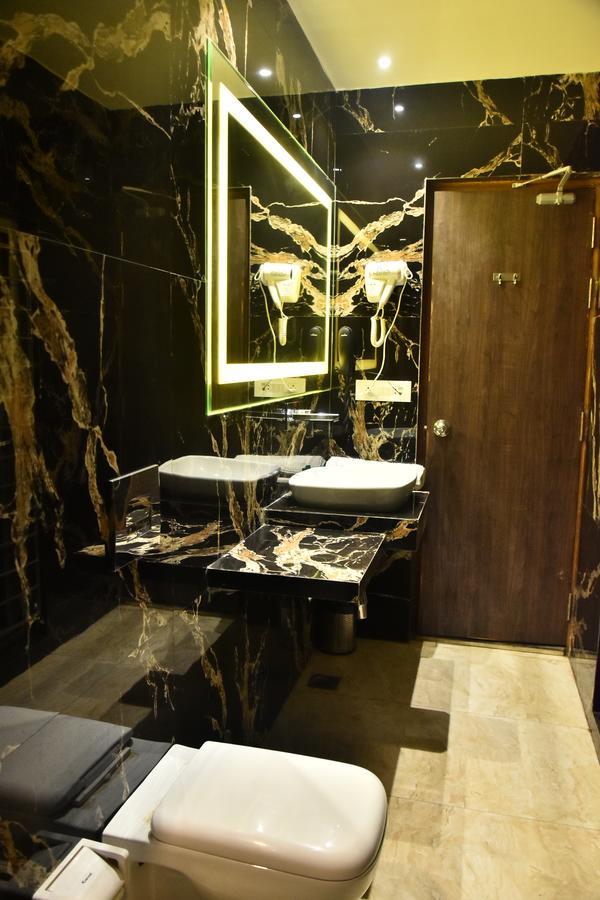 Hotel Deep Kánpur Kültér fotó