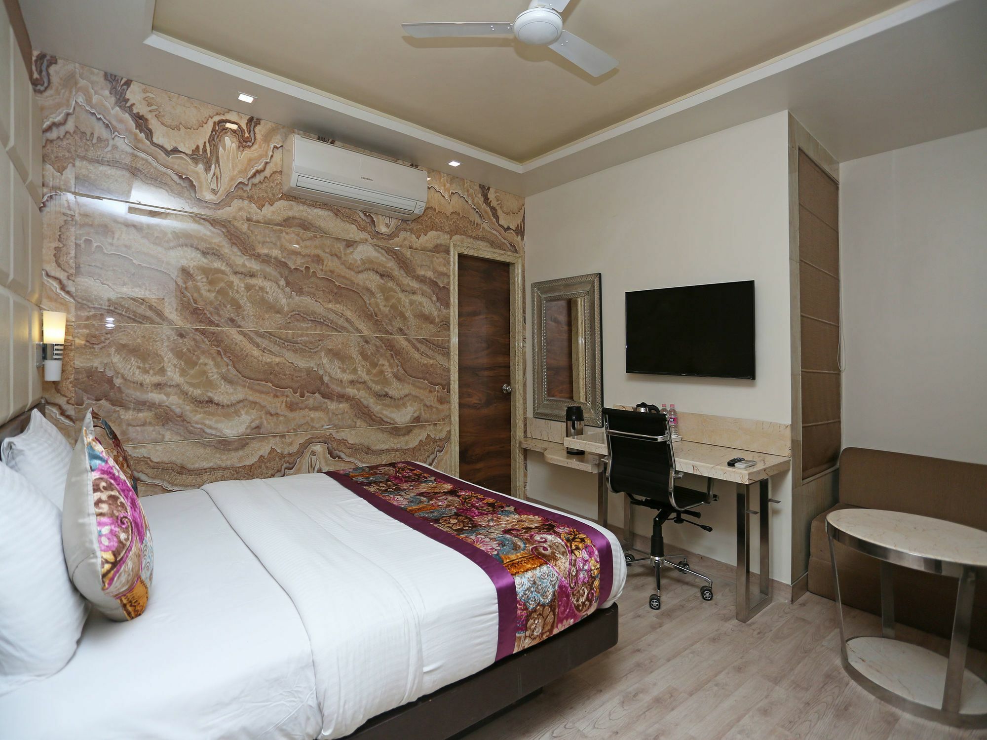 Hotel Deep Kánpur Kültér fotó