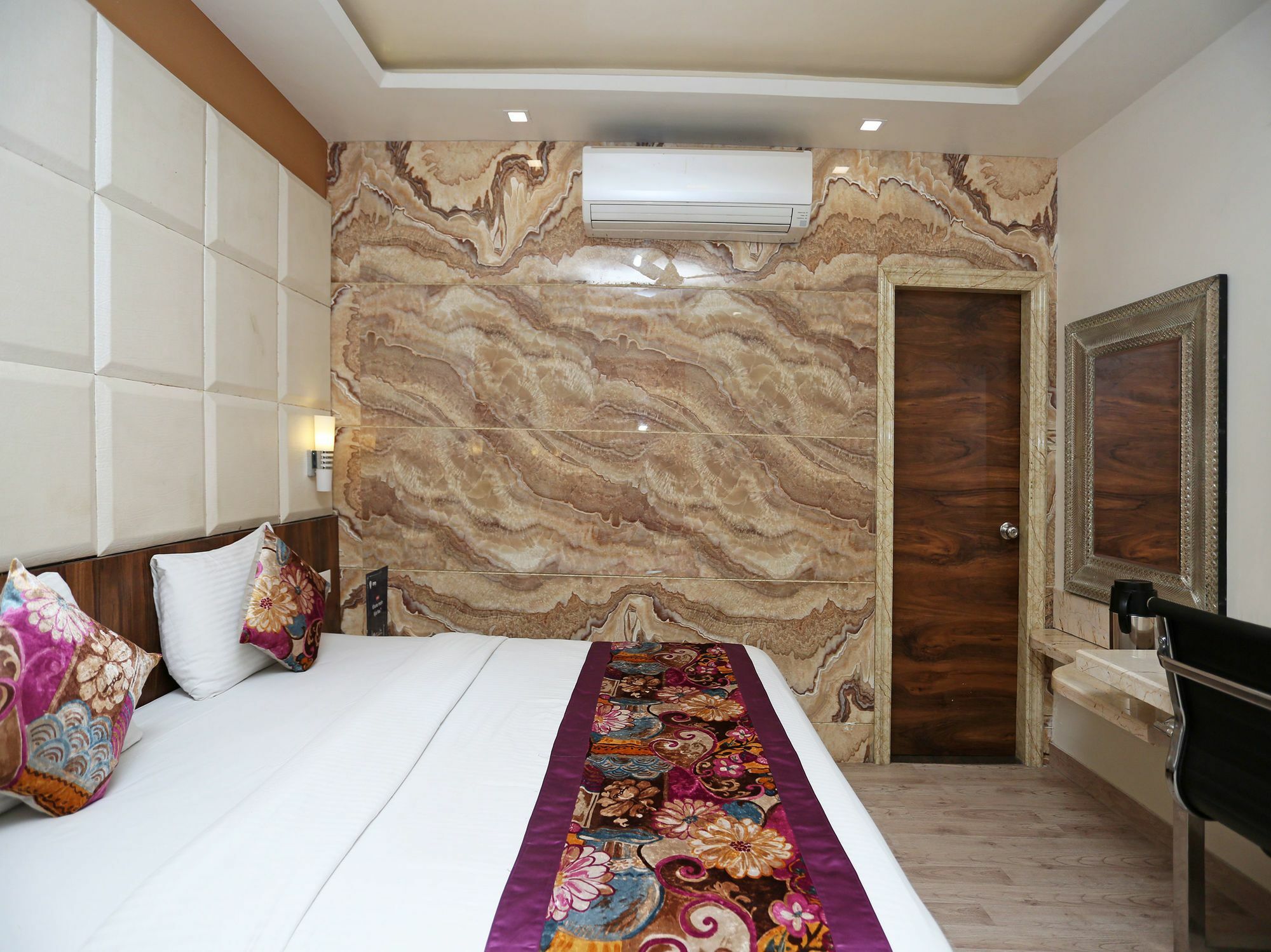 Hotel Deep Kánpur Kültér fotó